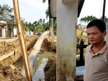 Dân phản đối đào đường đặt ống nước, chính quyền lúng túng