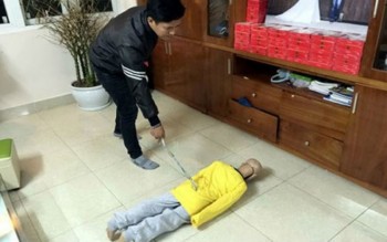Khởi tố bố đẻ và mẹ kế bạo hành bé trai 10 tuổi ở Hà Nội