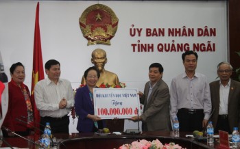 Chủ tịch Hội Khuyến học Việt Nam trao tặng 300 triệu đồng cho Hội Khuyến học tỉnh Quảng Ngãi