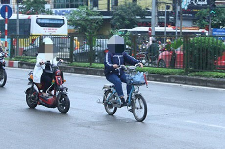 Người Sài Gòn đi xe máy điện công cộng?