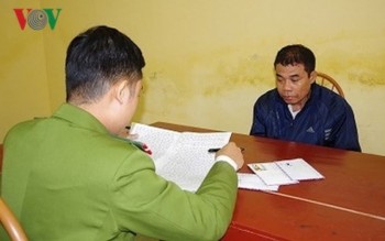 Bị truy bắt, vứt ma túy sang nhà hàng xóm, chống trả công an