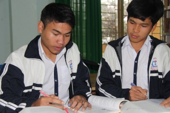 Hai nam sinh trường huyện “đưa” tiếng M’Nông vào điện thoại