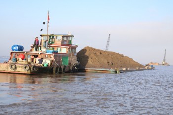 Bắt giữ 34 phương tiện “cát tặc” trên sông Cổ Chiên