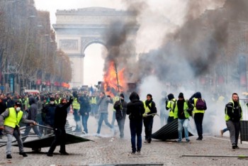 Paris thành “chiến trường”, Pháp có thể áp dụng tình trạng khẩn cấp