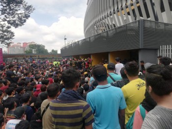 Người hâm mộ bóng đá Malaysia cũng phải săn vé “chợ đen”