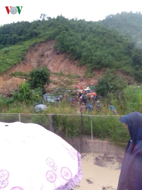 Đang tìm kiếm nạn nhân trong vụ sạt lở núi làm 3 người chết ở Khánh Hoà