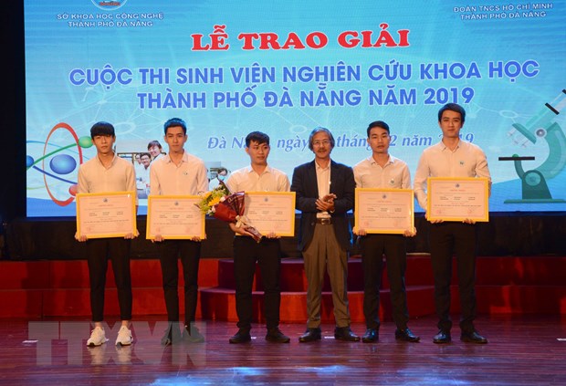 Đà Nẵng trao giải cho đề tài 'Thiết kế thủy bộ thu gom rác bãi biển'