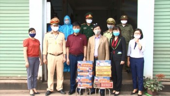 Huyện Phú Bình tặng nhu yếu phẩm cho các chốt liên ngành phòng, chống dịch Covid-19