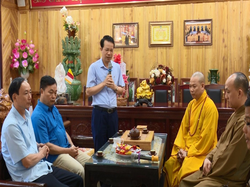 Lãnh đạo tỉnh thăm, chúc mừng nhân đại lễ Phật đản