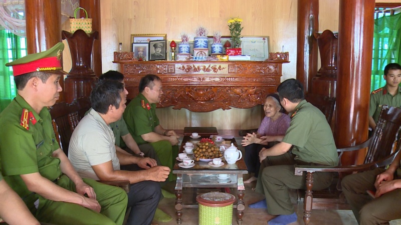 Công an tỉnh Thái Nguyên thăm, tặng quà các gia đình chính sách