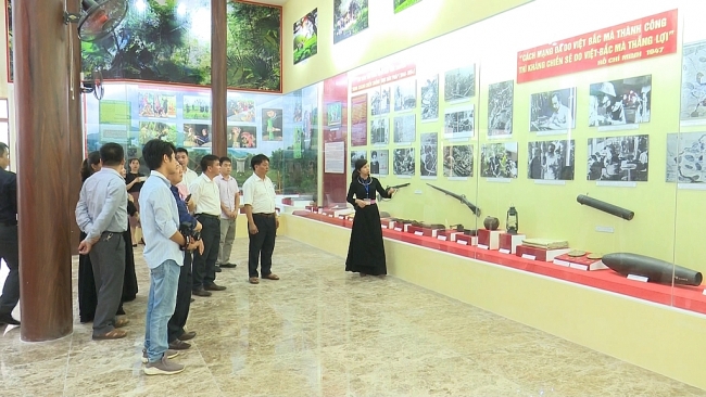 Dâng hương tưởng niệm Chủ tịch Hồ Chí Minh tại ATK Định Hóa, Thái Nguyên
