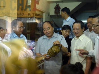Thủ tướng bất ngờ kiểm tra quán ăn đường phố tại TPHCM