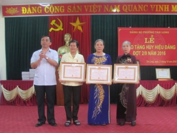 Thành phố Thái Nguyên: Trao huy hiệu tuổi Đảng