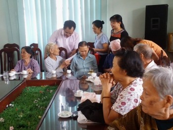 Thăm, tặng quà người cao tuổi tại Trung tâm Bảo trợ xã hội tỉnh và Khu Điều trị phong Phú Bình