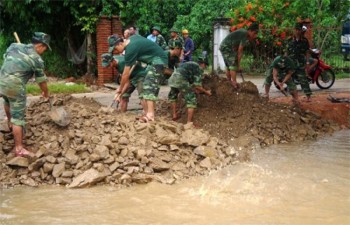 Bộ đội xung kích giúp người dân Phú Yên