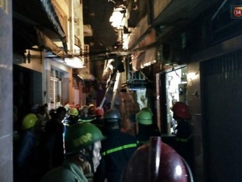 Nhà nằm trong hẻm bốc cháy tại TP Hồ Chí Minh
