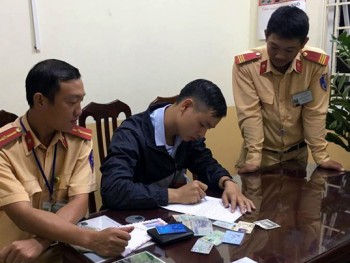Hà Nội: CSGT trả lại chiếc ví nhặt được cho quân nhân