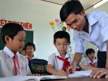 Thầy giáo Nguyễn Ngọc Hạ: Người neo chữ ở Trường Sa