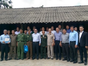 Đoàn đại biểu Trung ương Hội Hữu nghị Lào - Việt Nam thăm, tặng quà tại huyện Định Hóa