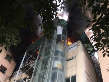 Hà Nội: Cháy lớn tại bể bơi lọt giữa 3 tòa chung cư Xa La