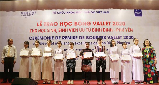 Trao học bổng Gặp gỡ Việt Nam - Vallet cho học sinh, sinh viên tại Bình Định, Phú Yên, Gia Lai