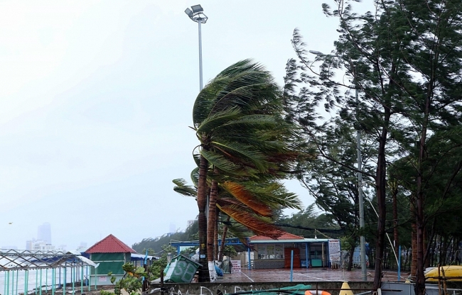 Tâm bão số 9 ngay trên vùng bờ biển từ Đà Nẵng đến Phú Yên
