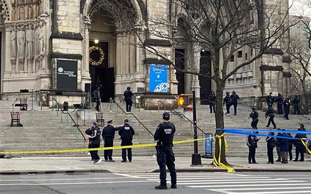 Thủ phạm trong vụ xả súng bên ngoài nhà thờ tại New York tử vong
