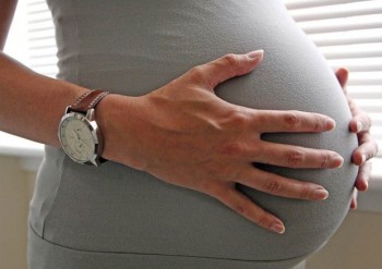 Mẹ béo phì khi mang thai có thể sinh con bị co giật, bại liệt