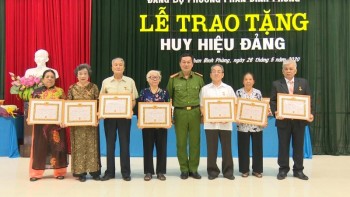 Đảng bộ Phường Phan Đình Phùng trao huy hiệu Đảng