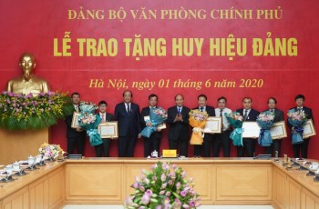 Thủ tướng dự lễ trao Huy hiệu Đảng của Đảng bộ Văn phòng Chính phủ