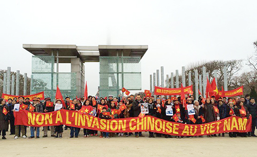 Cộng đồng người Việt cầm băng rôn lớn có dòng chữ "Phản đối Trung Quốc bành trướng" tại Quảng trường Joffre, thủ đô Paris, v