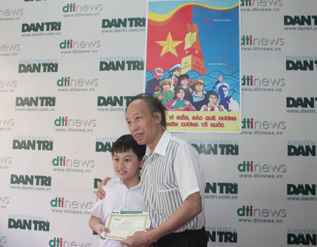 Cháu Bùi Minh Quang ủng hộ 2 triệu đồng từ việc tiết kiệm lợn đất để Tiếp sức ngư dân bám biển