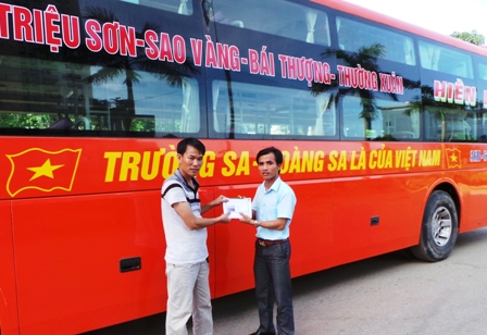 Thầy Lê Văn Vinh - Hiệu phó phụ trách trường THPT chuyên Lam Sơn chuyển số tiền