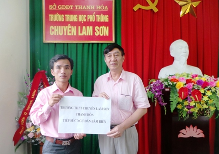 Thầy Lê Văn Vinh - Hiệu phó phụ trách trường THPT chuyên Lam Sơn chuyển số tiền