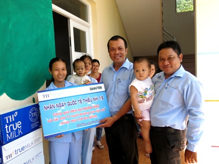 Đại diện nhà tài trợ trao sữa đến bảo mẫu Nguyễn Thị Tánh và các cháu tại Trung tâm mồ côi