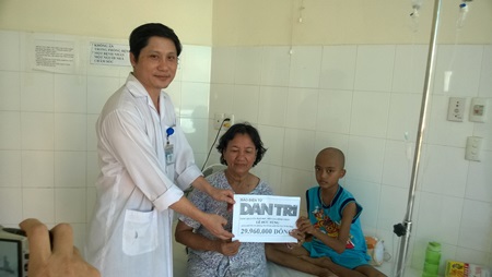 Đại diện Bệnh viện Phụ sản - Nhi Đà Nẵng trao tiền của bạn đọc Dân trí cho cháu Lê Đức Tùng