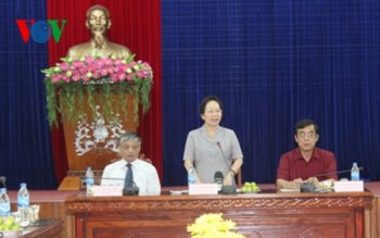 Phó Chủ tịch nước Nguyễn Thị Doan tặng quà gia đình chính sách tiêu biểu tỉnh Quảng Trị