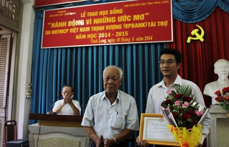 Ông Lê Văn Thắm, Phó Chủ tịch Hội Khuyến học tỉnh Vĩnh Long trao hoa cám ơn đến nhà tài trợ