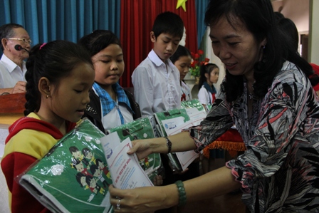 Bà Hồ Quỳnh Tuyết Huệ, Trưởng ban Văn hóa, Xã hội trao học bổng cho các em học sinh