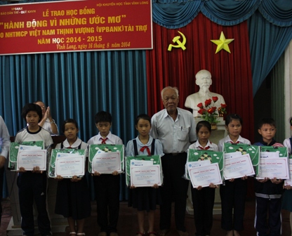 Bà Hồ Quỳnh Tuyết Huệ, Trưởng ban Văn hóa, Xã hội trao học bổng cho các em học sinh