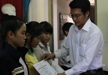 Ông Nguyễn Thành Lâm, Phó Giám đốc PVBank chi nhánh Vĩnh Long trao học bổng cho các em học sinh