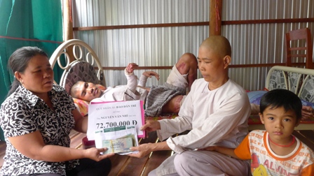 Đại diện bạn đọc Dân trí bà Nguyễn Thị Bé Bốn - Trưởng ấp Trung Sơn trao số tiền