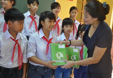 Bà Bạch Liên Hương - Phó Bí thư huyện Mỹ Đức vui mừng trao quà tận tay các em học sinh.