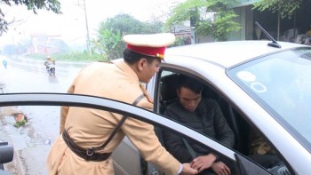 Thái Nguyên: Ra quân kiểm tra, nhắc nhở đối với hành vi ngồi ghế sau trên ô tô không thắt dây an toàn