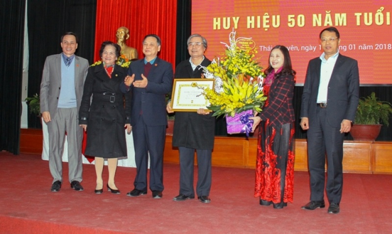 Công ty cổ phần thương mại Thái Hưng học tập, quán triệt Nghị quyết Trung ương 6, khóa XII  và trao tặng Huy hiệu 50 năm tuổi đảng