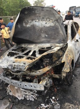 Cháy xe ô tô trên đường cao tốc Thái Nguyên - Hà Nội