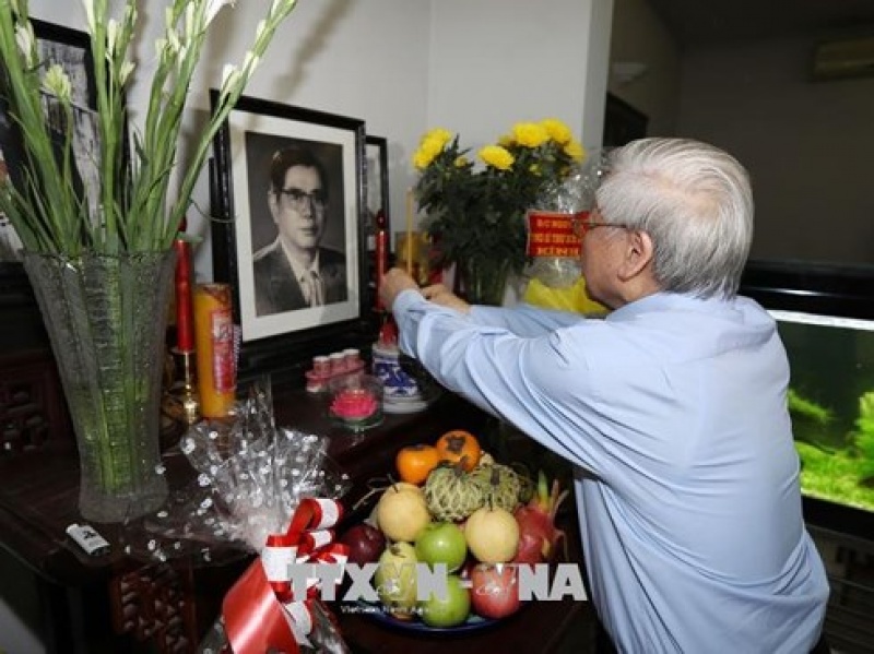 Tổng Bí thư thắp hương tưởng niệm các vị nguyên lãnh đạo Đảng, Nhà nước