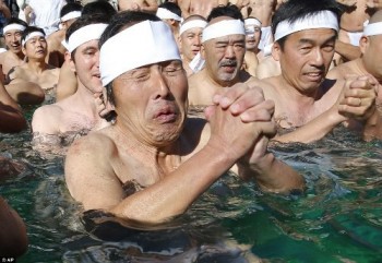 Độc đáo phong tục tắm nước đá đầu năm lấy may của người Nhật