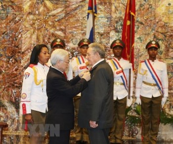 Tổng Bí thư trao Huân chương Sao Vàng tặng Chủ tịch Cuba Raul Castro