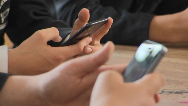 Hà Nội: Sẽ quy định việc học sinh sử dụng Facebook và điện thoại